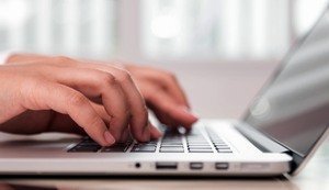 laptop kijelző - szöveg írás